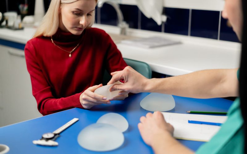 ¿Qué tipo de implante de senos es mejor para tu estilo de vida?